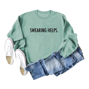 Mise à plat d'un sweatshirt vert menthe avec texte imprimé noir SWEARING HELPS