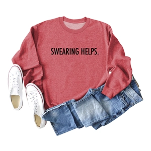 Vue à plat d'un sweat rouge à col rond avec texte imprimé Swearing Helps en noir