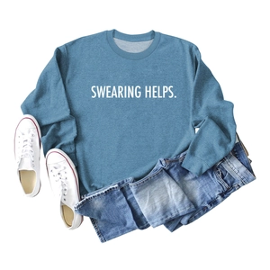 Sweat bleu avec imprimé blanc 'SWEARING HELPS' et ensemble décontracté en jean