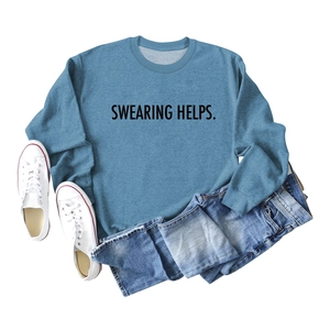 Mise à plat du sweat bleu avec imprimé SWEARING HELPS, baskets et jean en denim