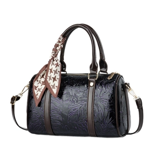 Sac Boston en cuir noir gaufré avec motif de feuilles tropicales et foulard en soie