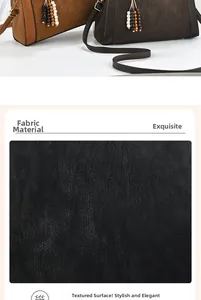 Détail de la texture similicuir grainé et du pompon perlé sur un sac à main cabas
