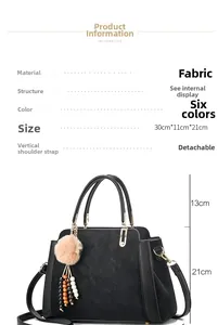 Guide des tailles montrant les dimensions 30x11x21cm du sac fourre-tout noir avec pompon