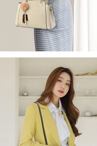 Détail d'un sac à main beige en cuir avec blazer jaune et jupe pied-de-poule