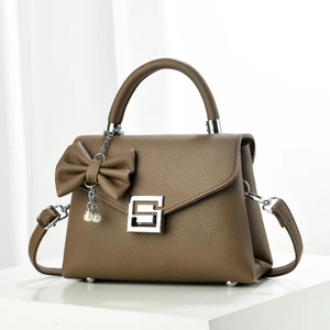 Karamellbraune Handtasche mit Litschi-Muster, Perlen-Bogen-Anhänger und Silberverschluss