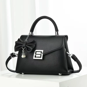 Elegante schwarze Handtasche mit Litschi-Maserung, Perlenanhänger und Silber-Schnalle
