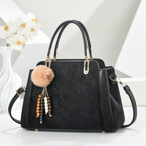 Sac à Main Femme en Cuir PU Grande Capacité Épissage Couleur Contrastée Sac à Bandoulière Avec Charme Pompon Sac Navette
