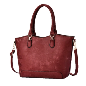Elegante weinrote Handtasche mit Textur, goldener Hardware und verstellbarem Riemen