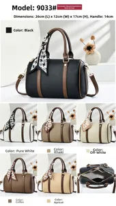 Vue détaillée du sac Boston en cuir litchi avec foulard pied-de-poule et détails dorés
