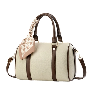 Sac Boston chic beige avec poignées marron et détail élégant de foulard en soie pied-de-poule