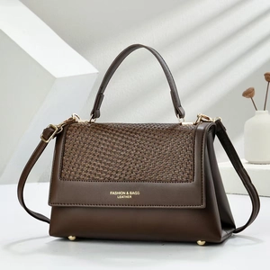 Sac à main élégant en cuir marron foncé avec texture tressée, style bandoulière polyvalent