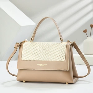 Sac cabas élégant en cuir beige avec détails tressés et bandoulière pour femmes