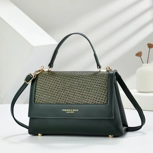 Détail du sac cabas vert foncé avec rabat tissé et finitions métalliques dorées