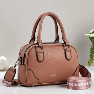 Sac à main minimaliste en cuir marron avec double zip et large bandoulière à motifs