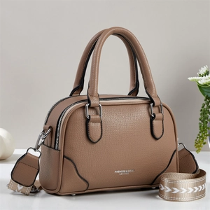 Sac à main Boston minimaliste en cuir grainé kaki avec bandoulière tissée élégante