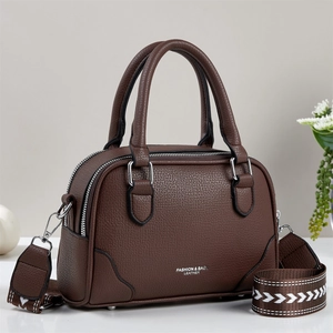 Sac Boston en cuir marron foncé avec large bandoulière et poignées pour le quotidien