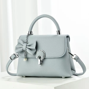 Sac à bandoulière classique bleu clair avec texture litchi et fermoir anneau