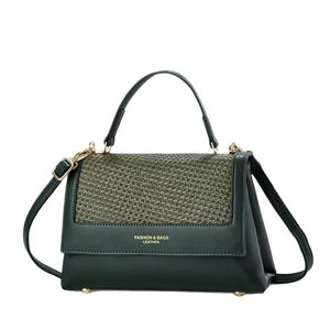 Sac à main cabas vert foncé en cuir avec rabat tressé et accessoires dorés