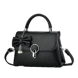 Sac carré noir classique en cuir grainé avec nœud papillon et breloques perles