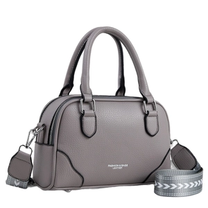 Sac à main gris en cuir grainé avec poignées rondes et bandoulière jacquard