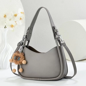 Sac bandoulière gris minimaliste en cuir litchi avec breloque animal en peluche mignonne