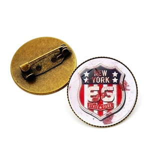 Vue détaillée avant et arrière du badge vintage New York 66 State Park avec base en bronze