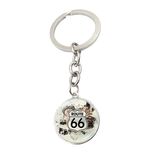 Détail du porte-clés Route 66 avec illustration de voiture rétro et cadre en métal argenté