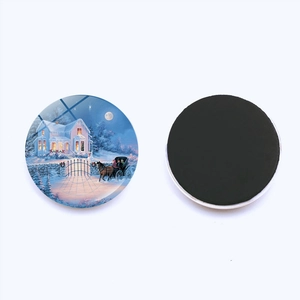 Runder Kühlschrankmagnet aus Glas mit winterlichem Schneemotiv und Magnetrückseite