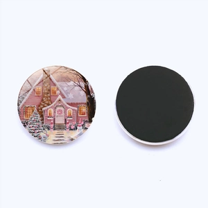 Detailansicht runder 25mm Weihnachts-Schneehof-Kühlschrankmagnet mit schwarzer Magnetseite