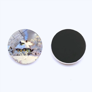 Vorder- und Rückansicht eines 25mm Glaskühlschrankmagneten mit verschneiter Hütte