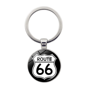 Vue détaillée du pendentif dôme en verre Route 66 sur un porte-clés en argent vintage