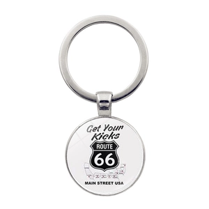 Gros plan du porte-clés Route 66 avec finition polie et graphismes de carte détaillée