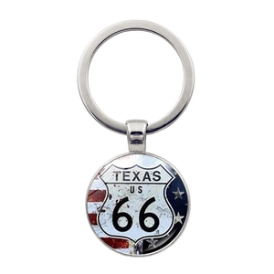 Détail du porte-clés Texas Route 66 avec drapeau vintage et finition en métal rustique