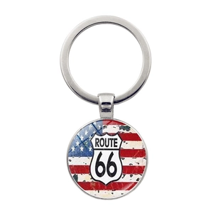 Gros plan détaillé du pendentif cabochon en verre Route 66 sur un anneau porte-clés