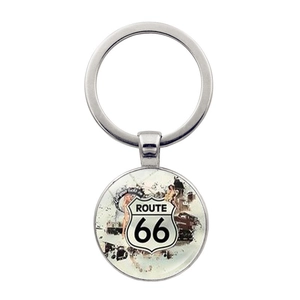 Vue détaillée du porte-clés Route 66 en métal et verre avec graphismes rétro vintage