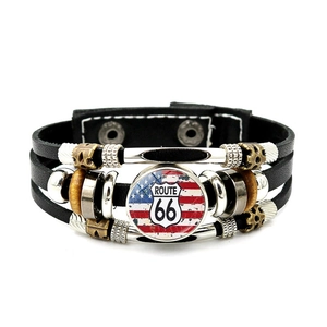 Détail d'un bracelet en cuir multicouche avec cabochon Route 66 et perles en métal