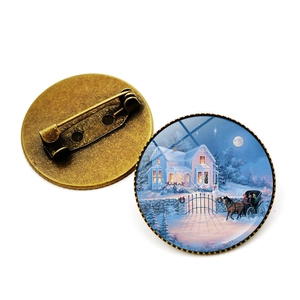 Broche de Noël en bronze vintage avec cabochon en verre et paysage de maison enneigée