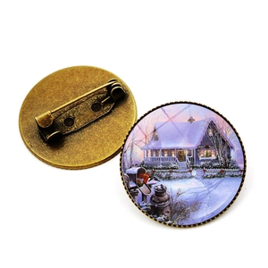 Détail du dos de la broche vintage en bronze et du cabochon en verre paysage d'hiver