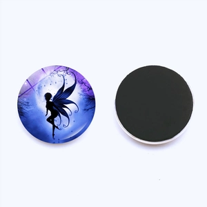 Aimant rond en verre avec fée papillon et nébuleuse violette pour frigos et tableaux