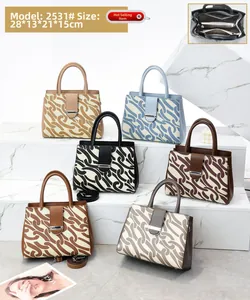 Vue détaillée de grands sacs cabas imprimés en six couleurs avec poche zippée