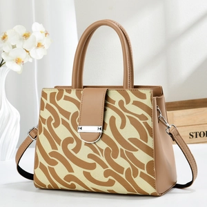 Détails d'un sac cabas pour femme avec imprimé chaîne et lanières en cuir