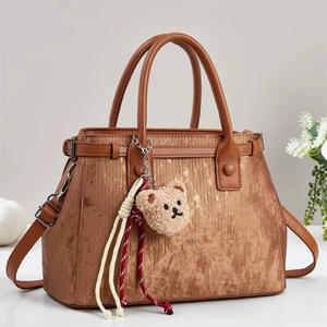 Sac à main marron texturé avec rayures verticales et charmant petit ours en peluche