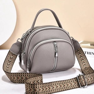 Sac bandoulière gris en cuir grainé avec fermetures éclair et bandoulière tissée