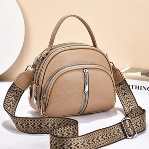Sac bandoulière chic en similicuir kaki avec zips multiples et bandoulière tissée