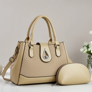 Détail de l'ensemble sac à main beige avec texture tressée et fermoir en goutte d'eau