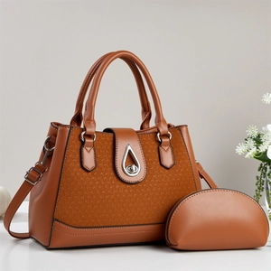 Détail du sac cabas marron caramel avec texture tressée, fermoir métal et petit porte-monnaie