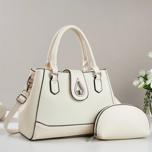 Détail de l'ensemble sac à main crème avec boucle métal goutte et texture PU