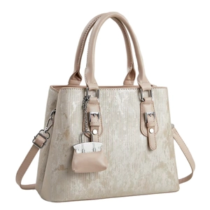 Sac à main beige élégant texturé avec bandoulière et pendentif mini sac à main chic