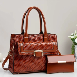 Set borsa a mano marrone con trama intrecciata, pochette e tracolla regolabile in pelle
