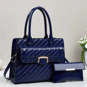 Borsa a mano blu navy con trama intrecciata, finitura verniciata e hardware dorato